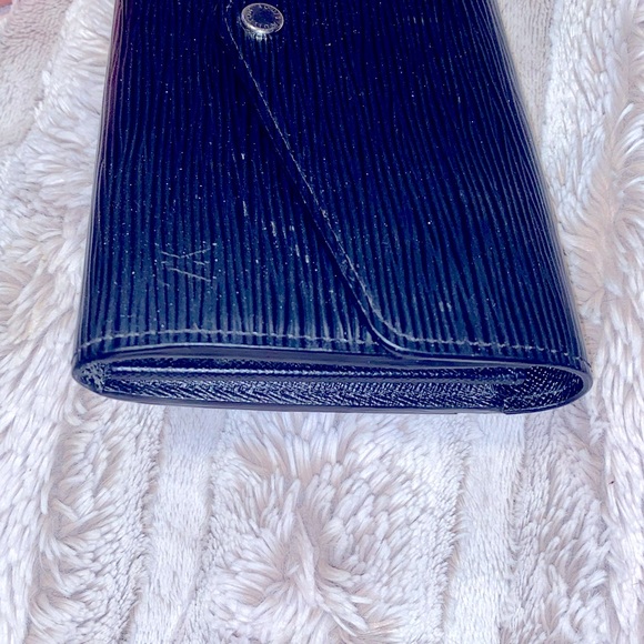 ❌ SOLD ❌ 
Authentic Louis Vuitton - Sarah Epi Wallet in black - Picture 9 of 10